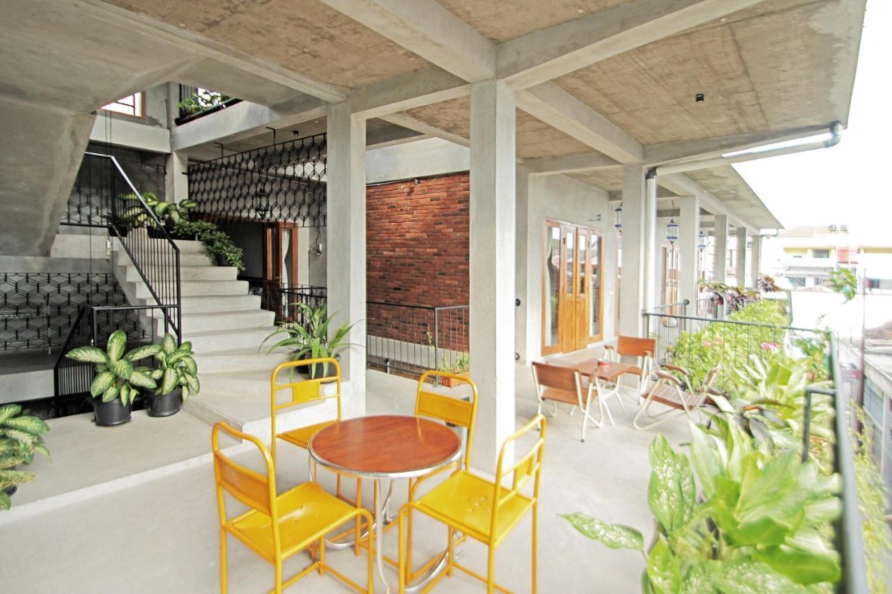 Pawon Cokelat Guesthouse Jogjakarta Buitenkant foto
